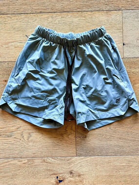 Fabletics Men’s Short Athletic Shorts in Gray Size XS